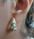 گوشواره میناکاری اشکی گل طلایی سفید