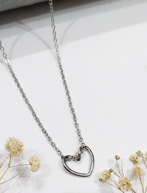 گردنبند دخترانه قلب دفرمه ترند ۲۰۲۶